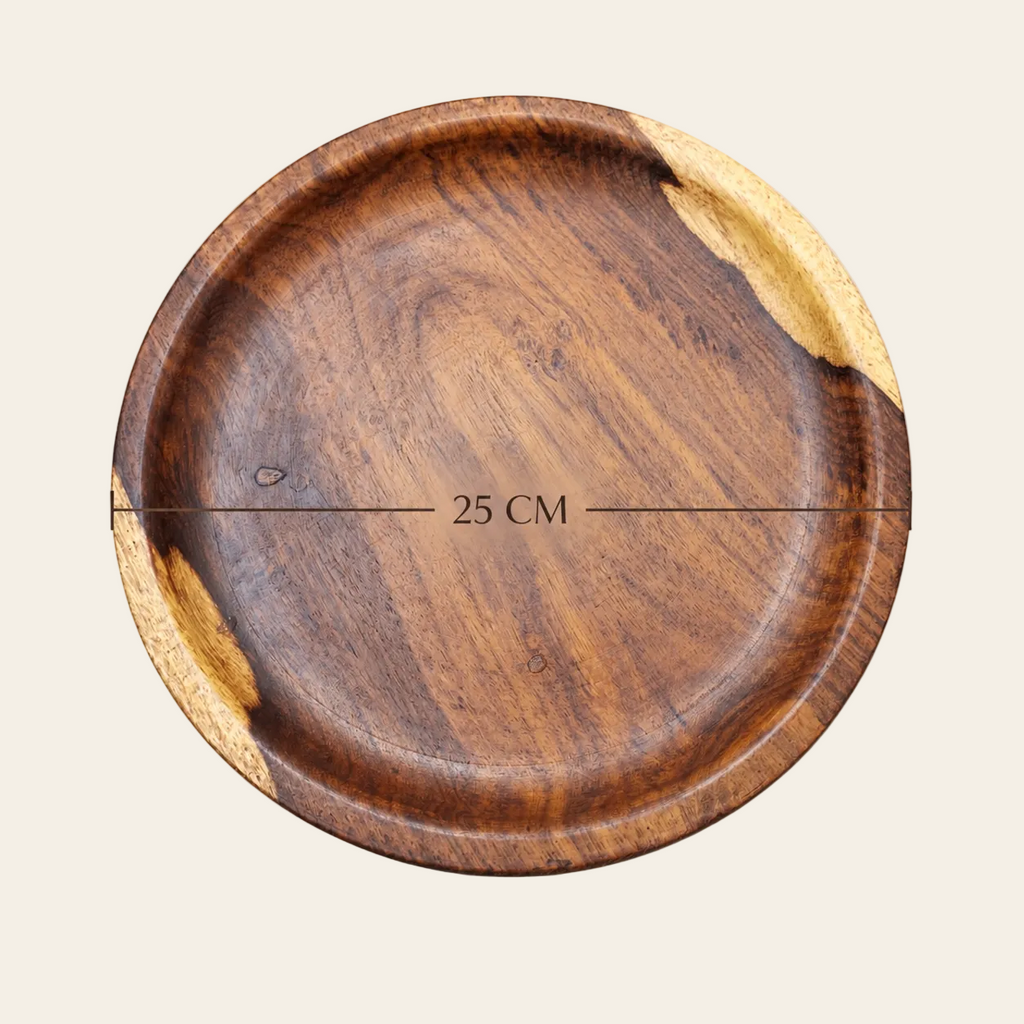 A round wooden serving tray with a natural brown wood grain and light tan end grain, shown from a top-down view with a dimension line indicating a 25 cm diameter on a light beige background.